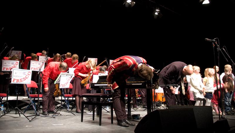  _DSC1460.jpg </br >Gallakoncert m/Sigurd og Hoje-Taastrup Kommunale Musikskole</br > <small> 2008-04-02 19:17</br >NIKON D70 17mm 1/30s f/2.8 ISO 400</small>