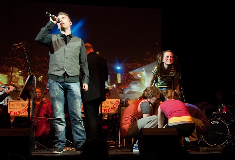  D2C_8652.jpg </br ><small> 2010-05-06 19:30</br >NIKON D200 30mm 1/50s f/2.8 ISO 800</small>