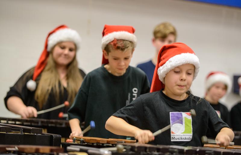  20121130_PB8_3831.JPG </br ><small> 2012-11-30 18:34</br >NIKON D800 + 70.0-200.0 mm f/2.8<br /> 116mm 1/80s f/2.8 ISO 2000</small>