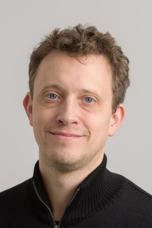  20160109-PB8_4369.jpg </br >Guitarlærer</br > <small> 2016-01-09 11:52</br >NIKON D800 + 70.0-200.0 mm f/2.8<br /> 120mm 1/125s f/7.1 ISO 200</small>