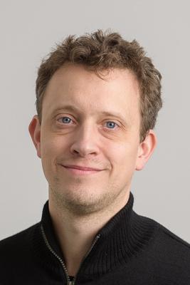  20160109-PB8_4369.jpg </br >Guitarlærer</br > <small> 2016-01-09 11:52</br >NIKON D800 + 70.0-200.0 mm f/2.8<br /> 120mm 1/125s f/7.1 ISO 200</small>