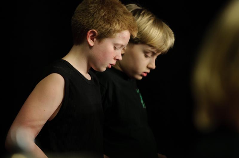  D3C_6336.jpg </br ><small> 2011-01-24 20:12</br >NIKON D300 + 70.0-200.0 mm f/2.8<br /> 200mm 1/80s f/2.8 ISO 800</small>