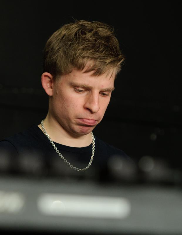  D3C_6385.jpg </br ><small> 2011-01-24 20:35</br >NIKON D300 + 70.0-200.0 mm f/2.8<br /> 175mm 1/100s f/4 ISO 800</small>