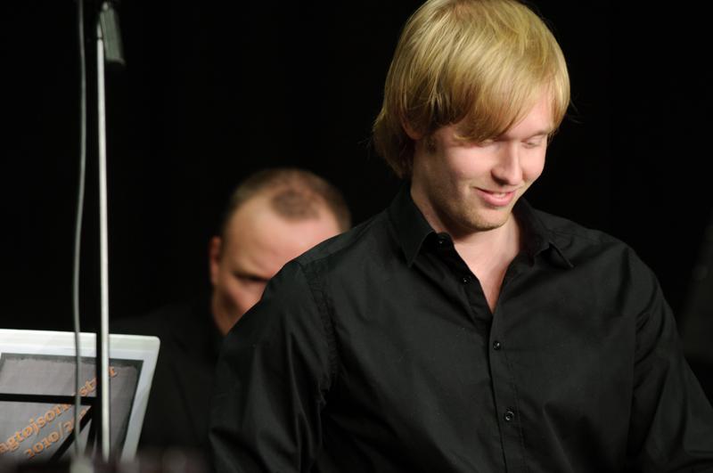  D3C_6400.jpg </br ><small> 2011-01-24 20:40</br >NIKON D300 + 70.0-200.0 mm f/2.8<br /> 200mm 1/50s f/4 ISO 800</small>