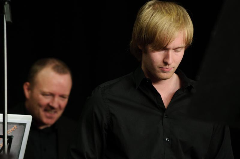  D3C_6405.jpg </br ><small> 2011-01-24 20:41</br >NIKON D300 + 70.0-200.0 mm f/2.8<br /> 200mm 1/60s f/4 ISO 800</small>