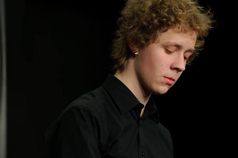  D3C_6407.jpg </br ><small> 2011-01-24 20:44</br >NIKON D300 + 70.0-200.0 mm f/2.8<br /> 180mm 1/125s f/4 ISO 800</small>