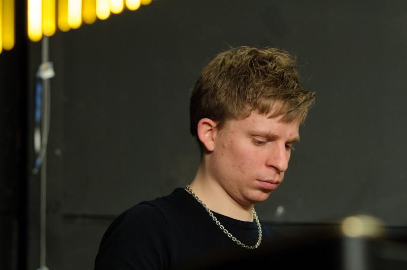  D3C_6420.jpg </br ><small> 2011-01-24 20:47</br >NIKON D300 + 70.0-200.0 mm f/2.8<br /> 120mm 1/50s f/4 ISO 800</small>