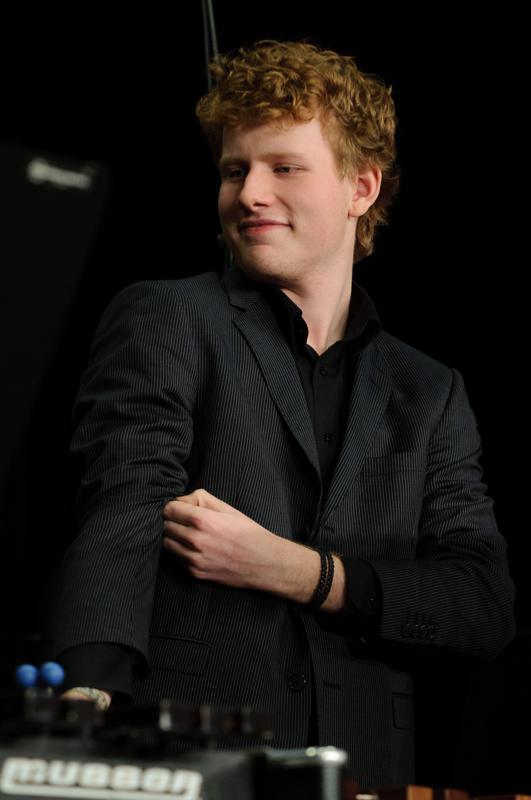  D3C_6412.jpg </br ><small> 2011-01-24 20:45</br >NIKON D300 + 70.0-200.0 mm f/2.8<br /> 150mm 1/125s f/4 ISO 800</small>