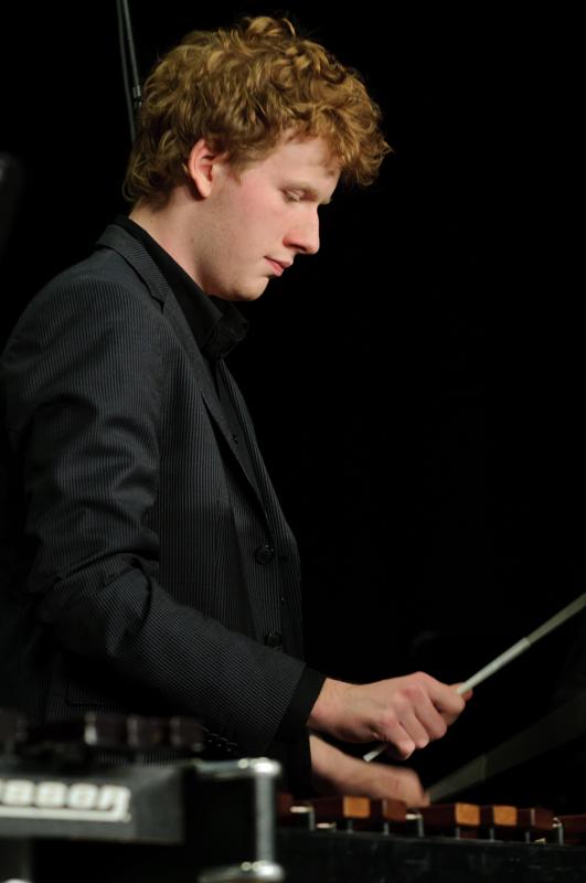  D3C_6413.jpg </br ><small> 2011-01-24 20:45</br >NIKON D300 + 70.0-200.0 mm f/2.8<br /> 140mm 1/100s f/4 ISO 800</small>