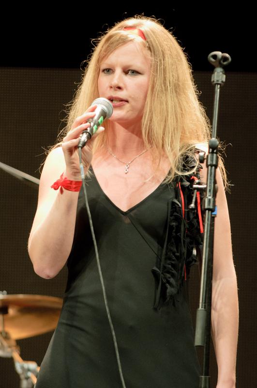  D3C_3415.jpg </br ><small> 2010-06-13 20:44</br >NIKON D300 200mm 1/125s f/4 ISO 1250</small>