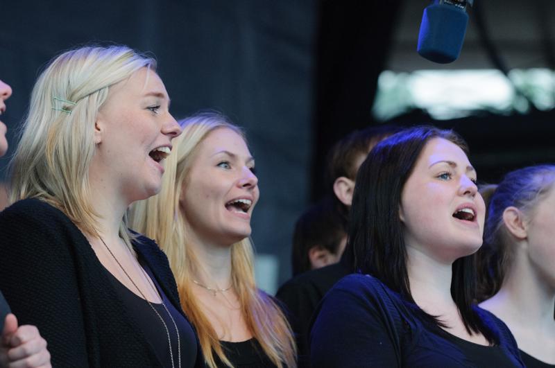  D3C_0850.JPG </br ><small> 2012-04-28 19:07</br >NIKON D300 + 70.0-200.0 mm f/2.8<br /> 125mm 1/640s f/4 ISO 1250</small>