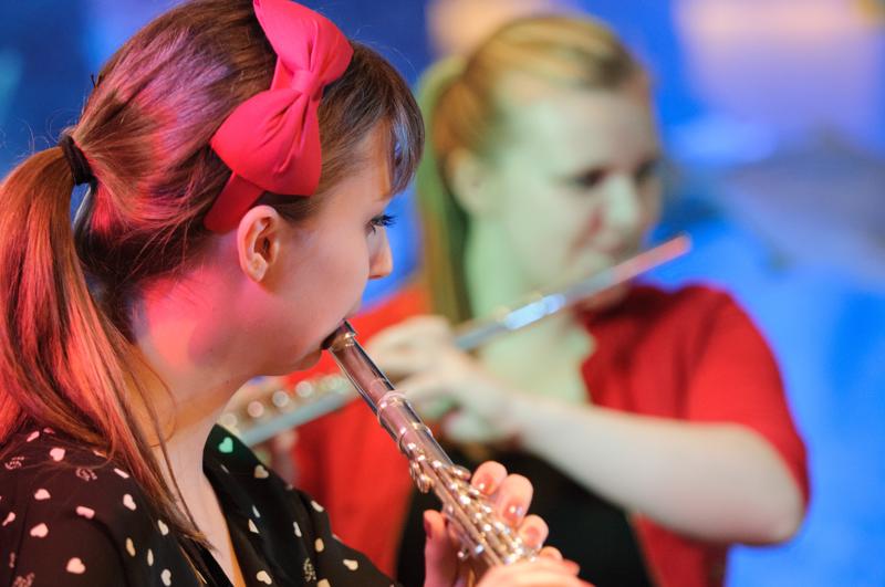  D3C_0929.JPG </br ><small> 2012-04-28 21:11</br >NIKON D300 + 70.0-200.0 mm f/2.8<br /> 110mm 1/50s f/2.8 ISO 2000</small>