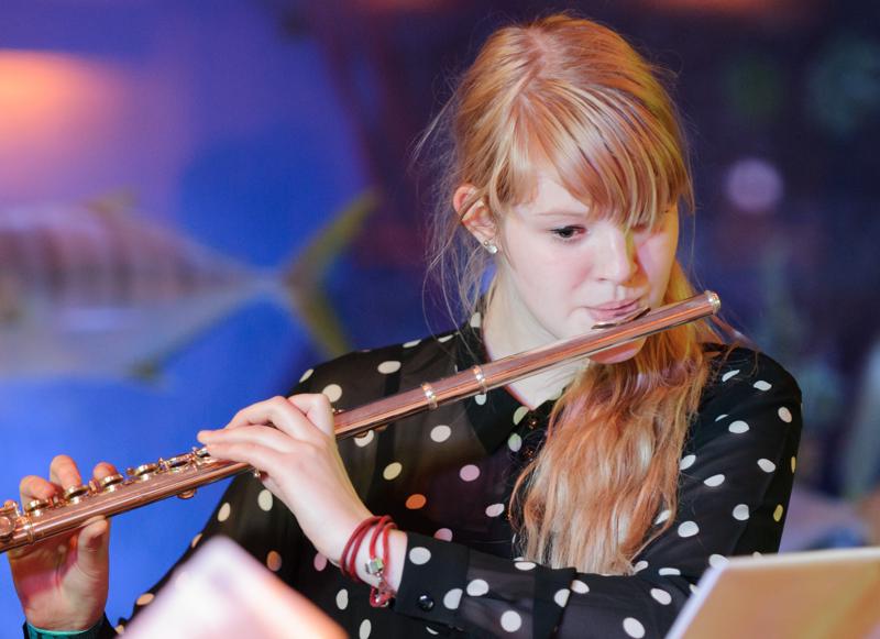  D3C_0932.JPG </br ><small> 2012-04-28 21:11</br >NIKON D300 + 70.0-200.0 mm f/2.8<br /> 130mm 1/50s f/2.8 ISO 2000</small>