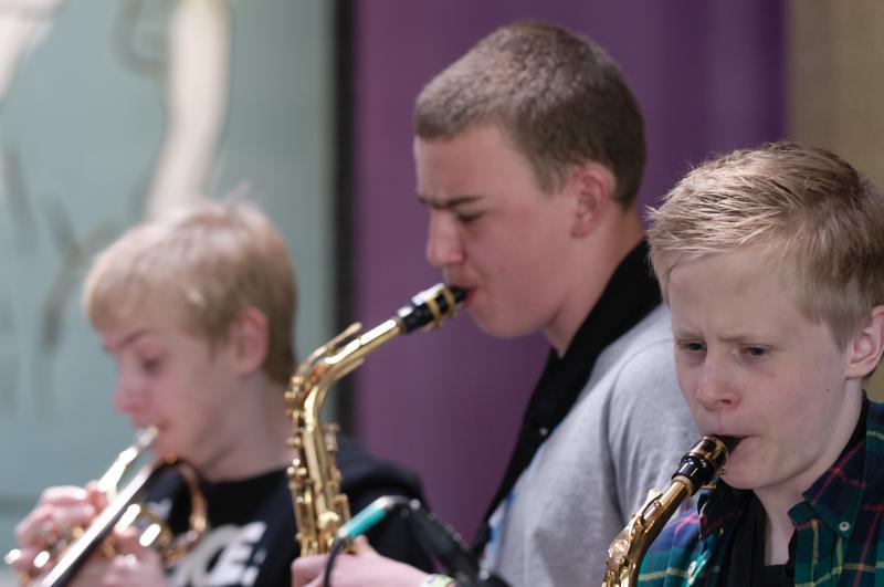  D3C_0709.JPG </br ><small> 2012-04-28 15:51</br >NIKON D300 + 70.0-200.0 mm f/2.8<br /> 105mm 1/60s f/4 ISO 800</small>