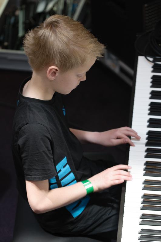  D3C_0723.JPG </br ><small> 2012-04-28 15:56</br >NIKON D300 + 70.0-200.0 mm f/2.8<br /> 105mm 1/40s f/4 ISO 800</small>