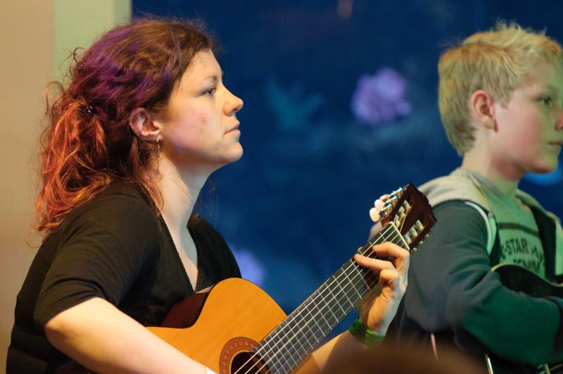  D3C_0760.JPG </br ><small> 2012-04-28 16:16</br >NIKON D300 + 70.0-200.0 mm f/2.8<br /> 160mm 1/50s f/3.5 ISO 2000</small>