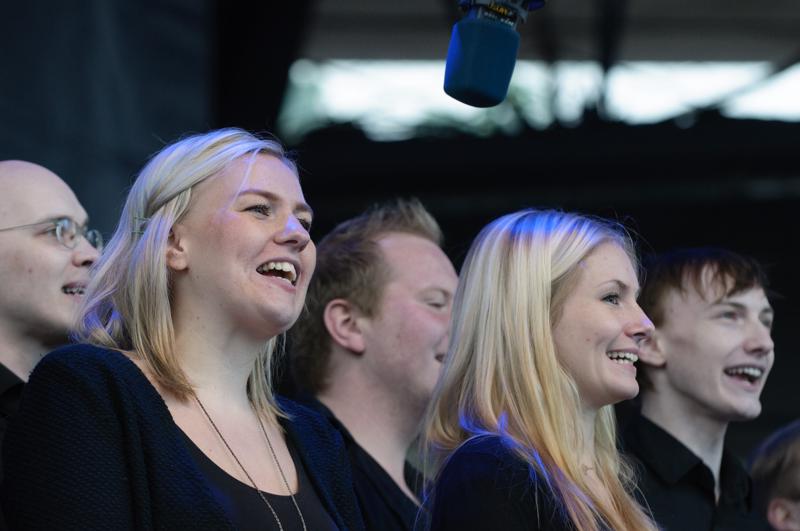  D3C_0862.JPG </br ><small> 2012-04-28 19:09</br >NIKON D300 + 70.0-200.0 mm f/2.8<br /> 140mm 1/400s f/4 ISO 1000</small>