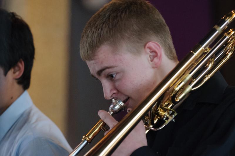  D3C_0864.JPG </br ><small> 2012-04-28 19:12</br >NIKON D300 + 70.0-200.0 mm f/2.8<br /> 140mm 1/60s f/2.8 ISO 1600</small>