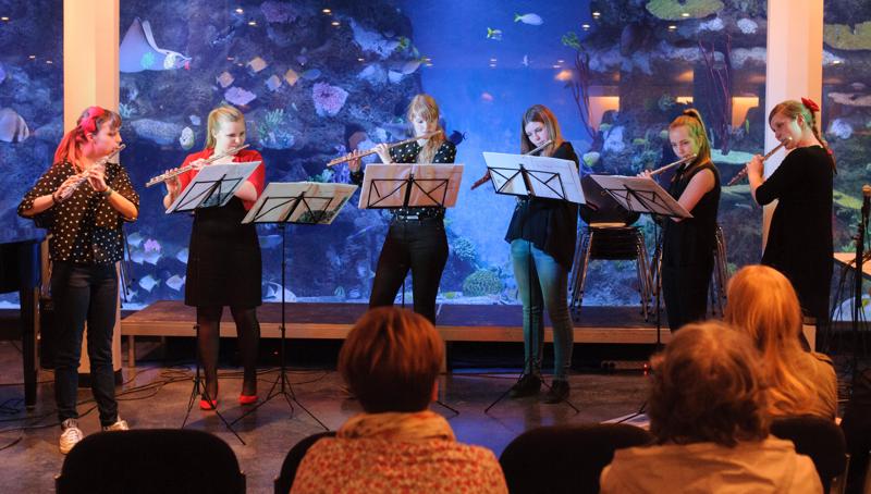  D3C_0949.JPG </br ><small> 2012-04-28 21:18</br >NIKON D300 + 35.0 mm f/2.0<br /> 35mm 1/80s f/2.8 ISO 2000</small>