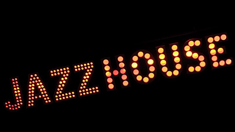  D3C_6788.jpg </br ><small> 2011-03-21 19:57</br >NIKON D300 + 70.0-200.0 mm f/2.8<br /> 180mm 1/30s f/3.5 ISO 800</small>