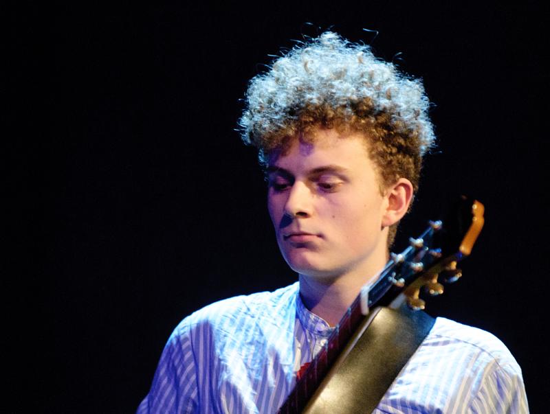  D3C_6817.jpg </br ><small> 2011-03-21 20:53</br >NIKON D300 + 70.0-200.0 mm f/2.8<br /> 200mm 1/60s f/2.8 ISO 1600</small>