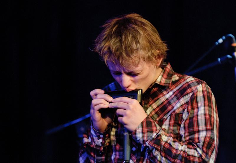  D3C_6819.jpg </br ><small> 2011-03-21 20:54</br >NIKON D300 + 70.0-200.0 mm f/2.8<br /> 190mm 1/60s f/3.2 ISO 1600</small>