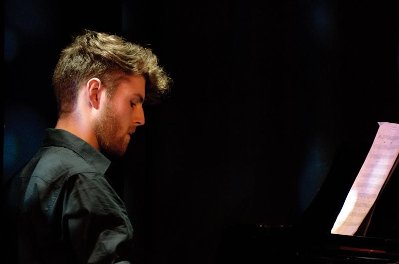  D3C_6821.jpg </br ><small> 2011-03-21 20:54</br >NIKON D300 + 70.0-200.0 mm f/2.8<br /> 200mm 1/60s f/3.2 ISO 1600</small>