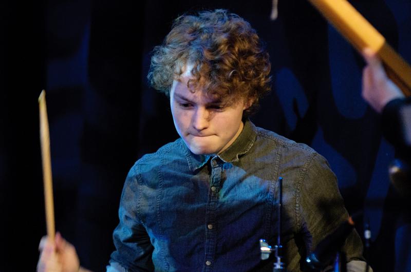  D3C_6859.jpg </br ><small> 2011-03-21 21:24</br >NIKON D300 + 70.0-200.0 mm f/2.8<br /> 180mm 1/60s f/3.2 ISO 1600</small>