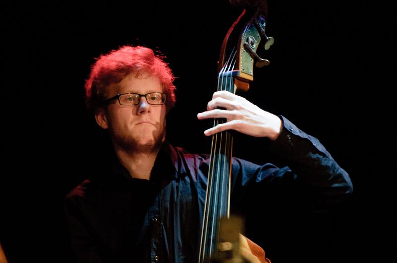  D3C_6865.jpg </br ><small> 2011-03-21 21:57</br >NIKON D300 + 70.0-200.0 mm f/2.8<br /> 180mm 1/60s f/3.2 ISO 1600</small>