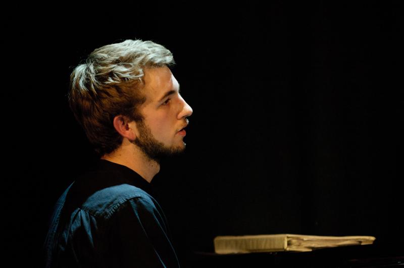  D3C_6867.jpg </br ><small> 2011-03-21 21:58</br >NIKON D300 + 70.0-200.0 mm f/2.8<br /> 190mm 1/60s f/3.2 ISO 1600</small>