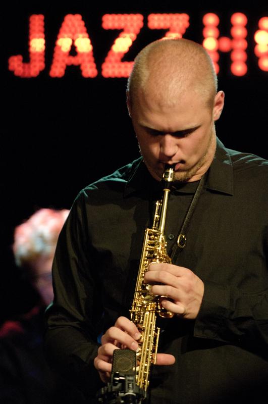  D3C_6871.jpg </br ><small> 2011-03-21 21:59</br >NIKON D300 + 70.0-200.0 mm f/2.8<br /> 190mm 1/60s f/3.2 ISO 1600</small>