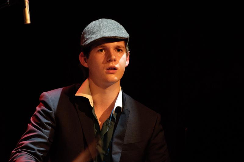  D3C_6876.jpg </br ><small> 2011-03-21 22:14</br >NIKON D300 + 70.0-200.0 mm f/2.8<br /> 190mm 1/60s f/3.2 ISO 1600</small>