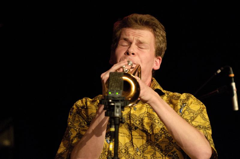  D3C_6889.jpg </br ><small> 2011-03-21 22:58</br >NIKON D300 + 70.0-200.0 mm f/2.8<br /> 200mm 1/50s f/2.8 ISO 1600</small>