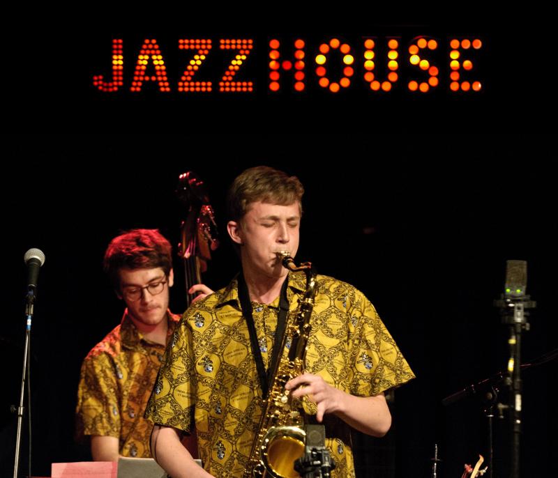  D3C_6904.jpg </br ><small> 2011-03-21 23:04</br >NIKON D300 + 70.0-200.0 mm f/2.8<br /> 116mm 1/50s f/2.8 ISO 1600</small>