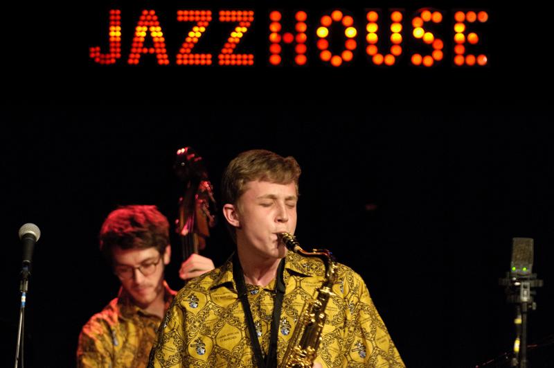  D3C_6910.jpg </br ><small> 2011-03-21 23:04</br >NIKON D300 + 70.0-200.0 mm f/2.8<br /> 155mm 1/50s f/2.8 ISO 1600</small>