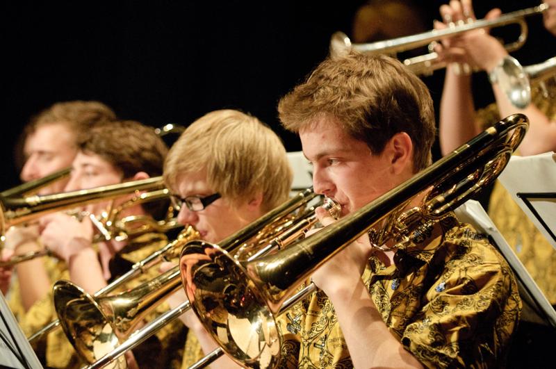  D3C_6918.jpg </br ><small> 2011-03-21 23:14</br >NIKON D300 + 70.0-200.0 mm f/2.8<br /> 105mm 1/50s f/2.8 ISO 1600</small>