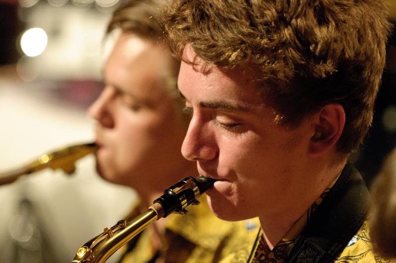  D3C_6922.jpg </br ><small> 2011-03-21 23:15</br >NIKON D300 + 70.0-200.0 mm f/2.8<br /> 190mm 1/50s f/2.8 ISO 1600</small>