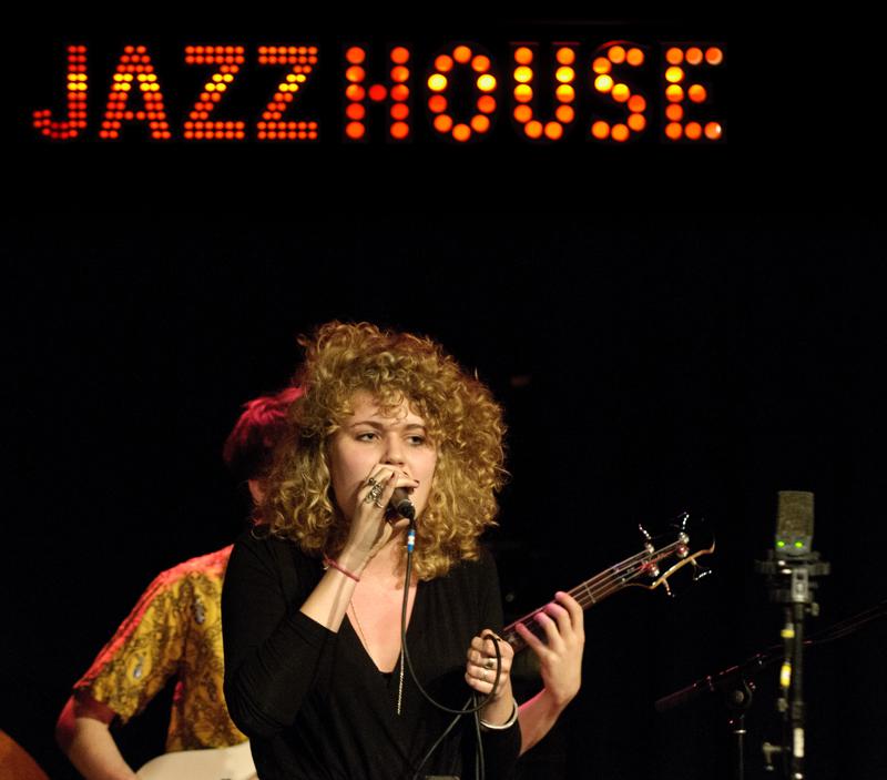  D3C_6935.jpg </br ><small> 2011-03-21 23:21</br >NIKON D300 + 70.0-200.0 mm f/2.8<br /> 130mm 1/50s f/3.2 ISO 1600</small>