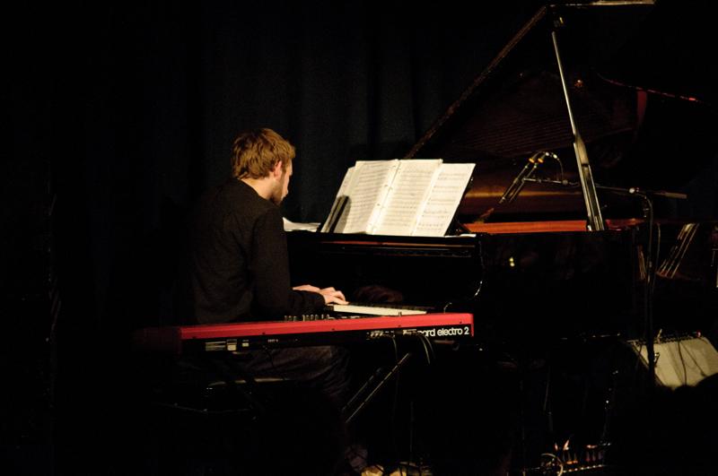  D3C_6943.jpg </br ><small> 2011-03-21 23:34</br >NIKON D300 + 17.0-55.0 mm f/2.8<br /> 55mm 1/50s f/2.8 ISO 1600</small>