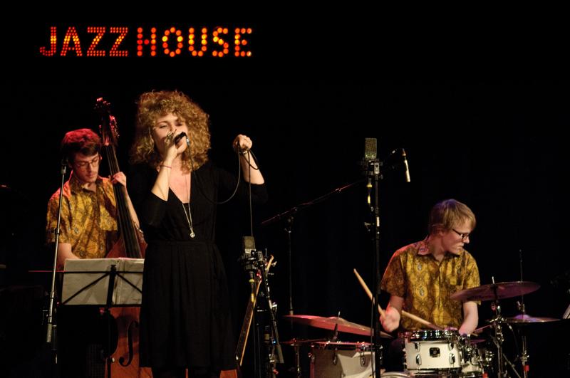  D3C_6945.jpg </br ><small> 2011-03-21 23:34</br >NIKON D300 + 17.0-55.0 mm f/2.8<br /> 55mm 1/50s f/2.8 ISO 1600</small>