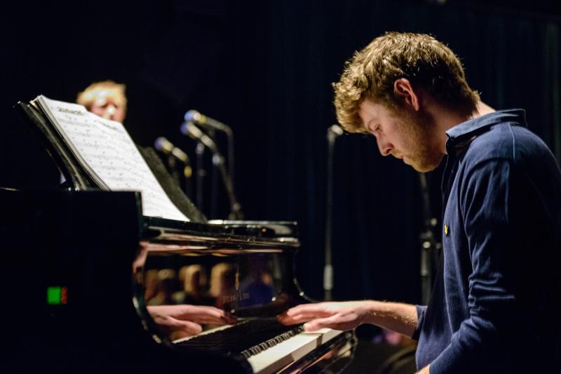  20130430_PB8_4857.JPG </br >Sant Annæ Big Band og MGK hold, Jazzhouse April 2013</br > <small> 2013-04-30 20:03</br >NIKON D800 + 24.0-70.0 mm f/2.8<br /> 62mm 1/13s f/2.8 ISO 6400</small>