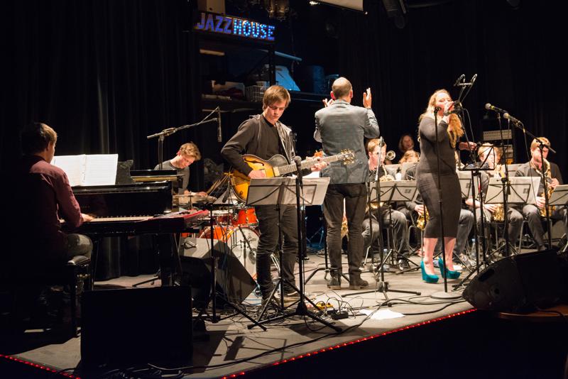  20130430_PB8_4981.JPG </br >Sant Annæ Big Band og MGK hold, Jazzhouse April 2013</br > <small> 2013-04-30 21:51</br >NIKON D800 + 24.0-70.0 mm f/2.8<br /> 38mm 1/30s f/4 ISO 6400</small>