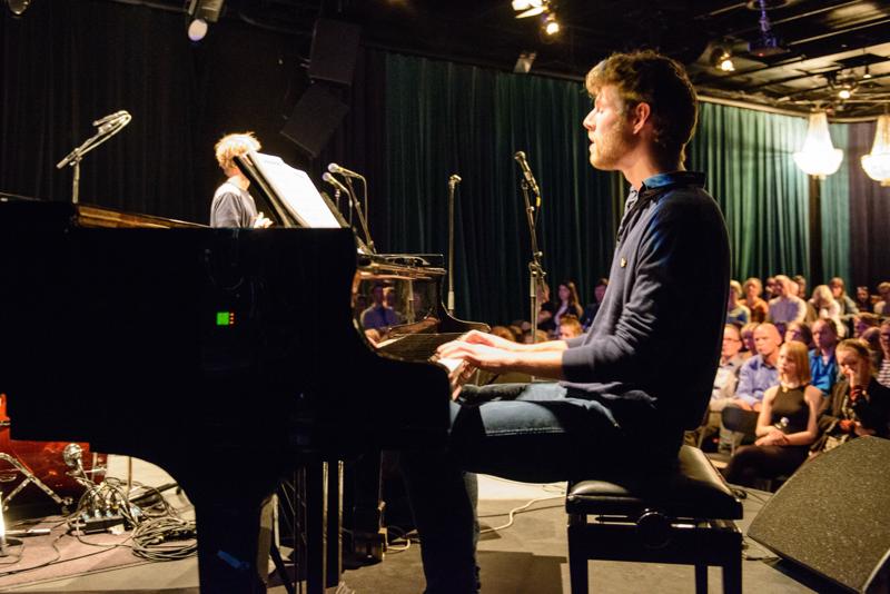  20130430_PB8_4860.JPG </br >Sant Annæ Big Band og MGK hold, Jazzhouse April 2013</br > <small> 2013-04-30 20:04</br >NIKON D800 + 24.0-70.0 mm f/2.8<br /> 32mm 1/8s f/2.8 ISO 6400</small>