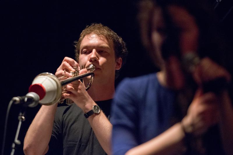  20130430_PB8_4923.JPG </br >Sant Annæ Big Band og MGK hold, Jazzhouse April 2013</br > <small> 2013-04-30 21:24</br >NIKON D800 + 70.0-200.0 mm f/2.8<br /> 200mm 1/200s f/2.8 ISO 4000</small>